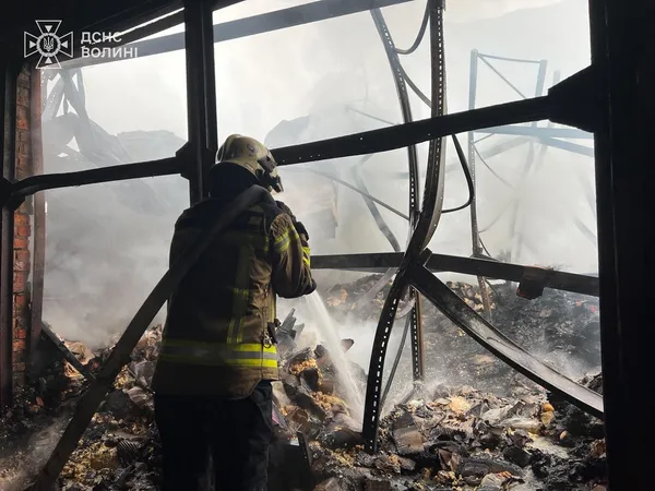 У Луцьку після атаки російських «Шахедів» гасять масштабну пожежу (фото)