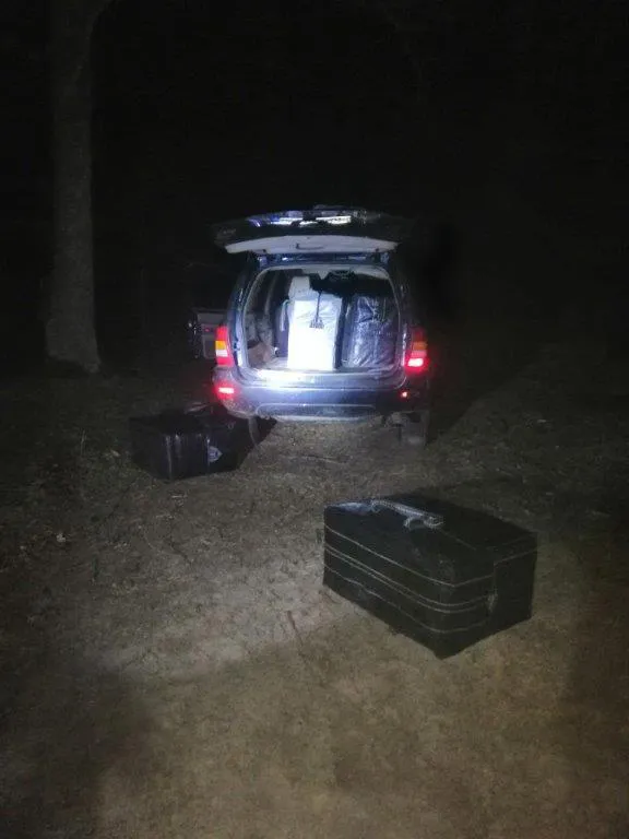 На Волині контрабандисти залишили «Джип» і 49 ящиків сигарет (фото, відео)