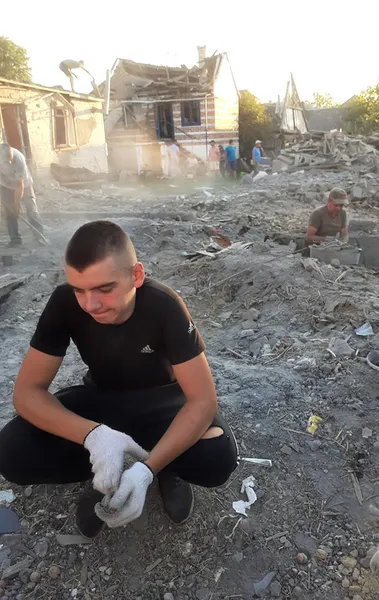 Завали розбирали всім селом: показали руйнування після збиття БПЛА на Волині