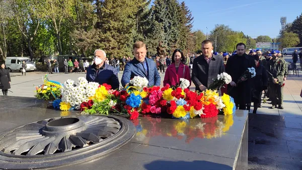 Квіти, пісні та ветерани: у Луцьку відзначили День перемоги (фото)