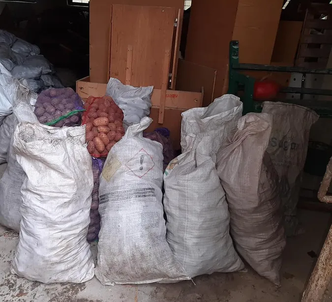 Священники Волині привезли хворим на Covid-19 продукти