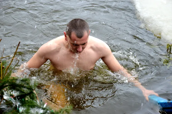 Як у Луцьку віряни занурювалися на свято Хрещення (фото)