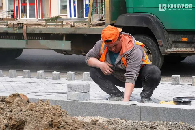 У Луцьку будівельників просять не їздити важкою технікою по пішохідній доріжці