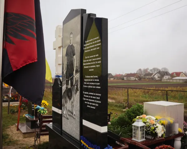 На його могилі – світлини з  улюбленцями: пам'ять про воїна з Волині бережуть врятовані ним тварини