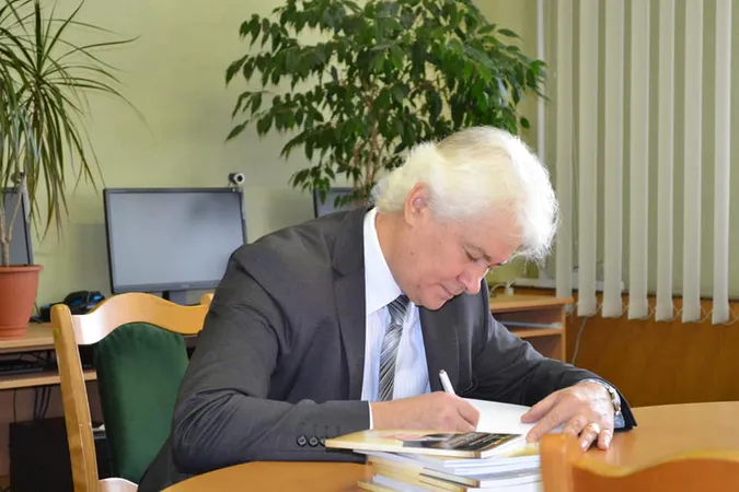 Політолог з Волині видав підручник про публічну службу