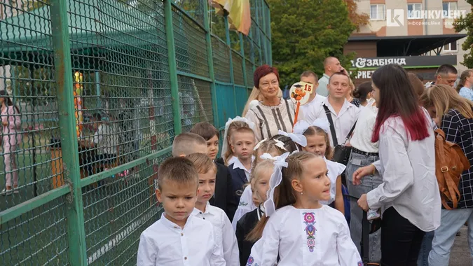 Як відзначили перший дзвоник у Луцькому ліцеї №9 (фото)