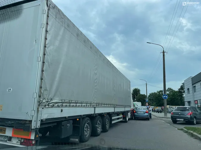 Рух ускладнений: у Луцьку не поділили дорогу фура і легковик (фото)