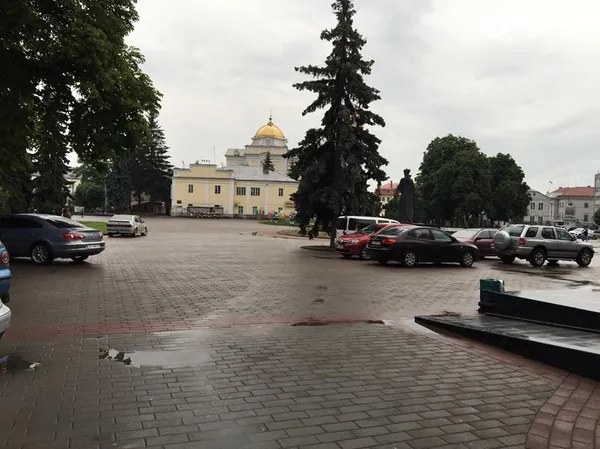 Парковки у Луцьку в недозволених місцях: хамство чи безвихідь?
