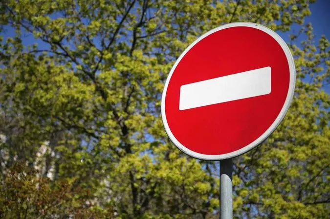 У Луцьку після обстрілу частково відновили рух транспорту: низка вулиць досі перекрита