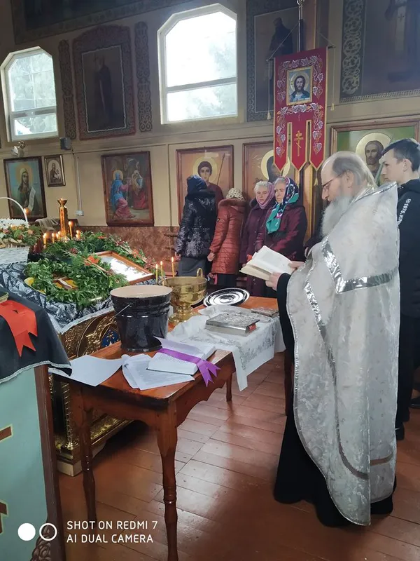У селі на Волині священник освятив водою вулиці (фото)