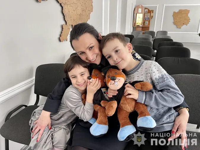 У Луцьку на Миколая дітям загиблого поліцейського вручили ключі до нової оселі (відео)