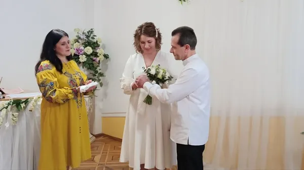 У День закоханих у Луцьку побрались вісім пар: як це було (відео)