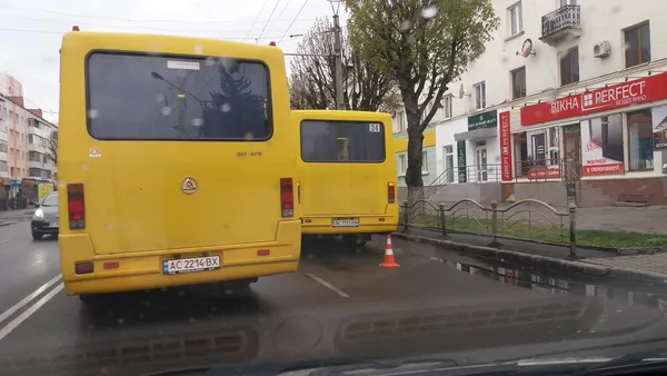 На проспекті Перемоги автопригода за участі маршрутки (фото)