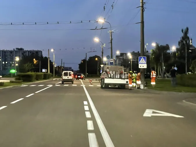 На проспекті Соборності в Луцьку завершують нанесення розмітки (фото)