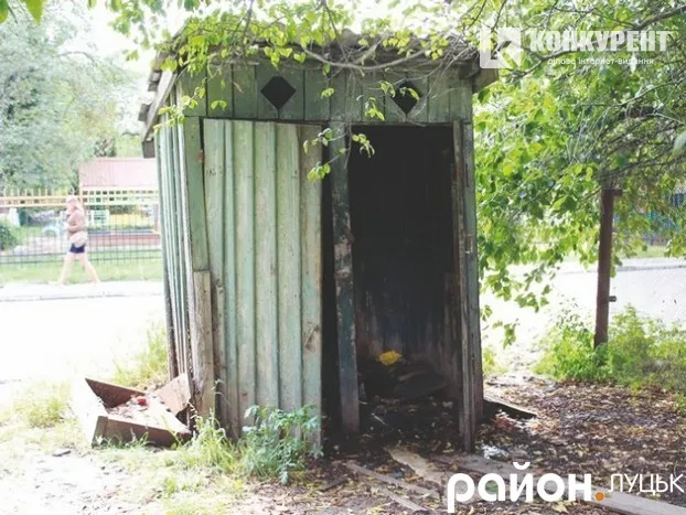 Депутат сам зробить каналізацію в будинок у Центрі Луцька, бо мерія виділяє гроші на фонтан