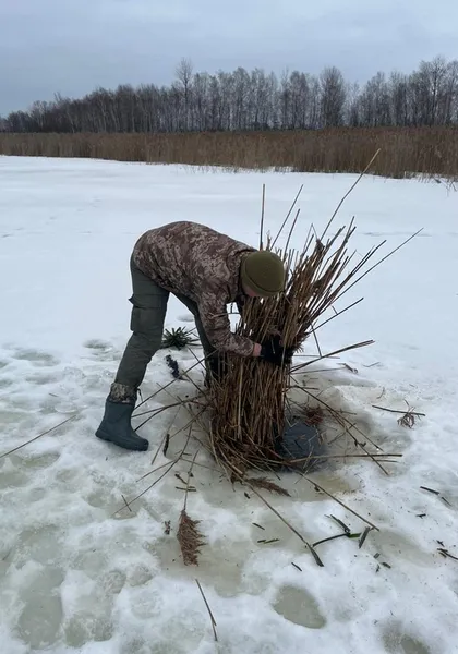 Ріжуть кригу бензопилою: що коїться у Шацькому парку на Волині (фото)
