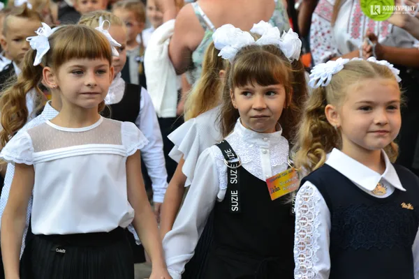 Якими були зачіски першокласниць луцької школи №9 (фото)