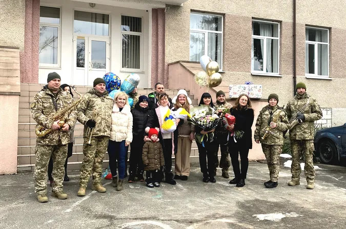 Зустрічали побратими: у Володимирі народила дружина загиблого Героя (фото)