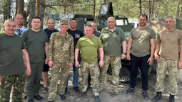 Транспорт, шини і гостинці: волинським тероборонівцям передали допомогу на фронт  (фото)