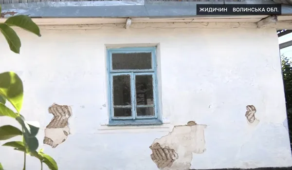 Друге життя бабусиної хати: як волинянка відновлює столітню мазанку (відео)
