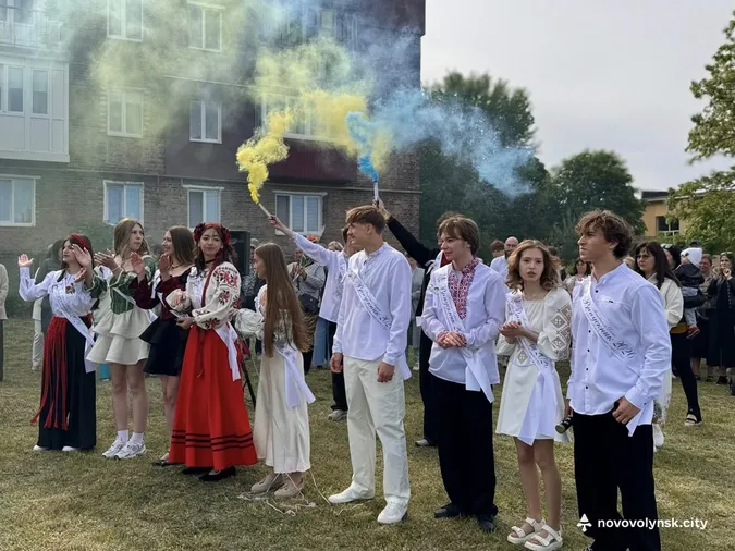 У Нововолинську пролунав останній дзвоник: відзначили учнів і педагогів (фото)