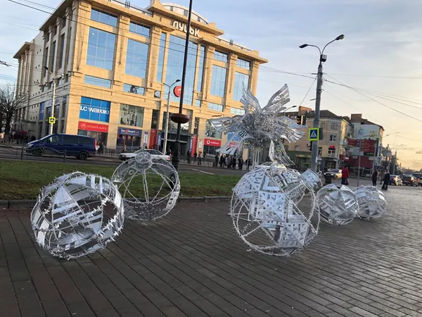 У центрі Луцька з’явилися янголи і велетенські кулі (фотофакт)