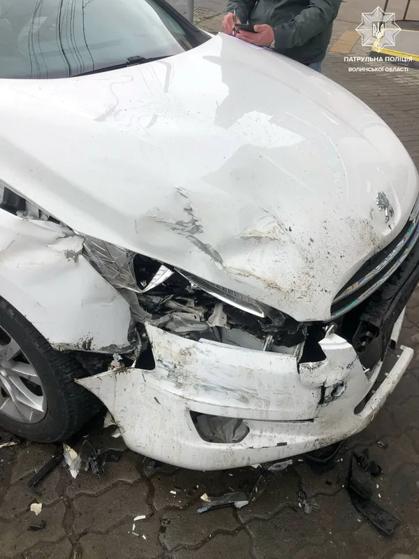 Від удару автівка вилетіла на тротуар: деталі аварії у Луцьку на Глушець