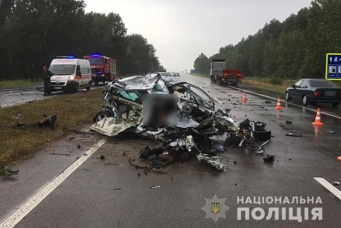 Моторошна аварія на Волині: легковик і вантажівка зіткнулися «лоб у лоб» (відео, фото, оновлено)