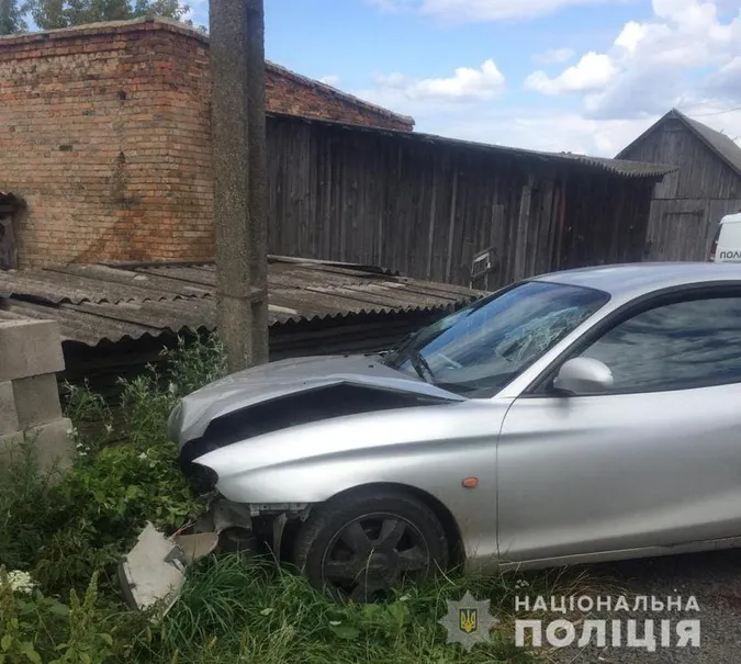 На Волині п’яний водій «скерував» авто у стовп