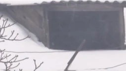 У Луцьку на Львівській обвалюється дах будинку (відео)
