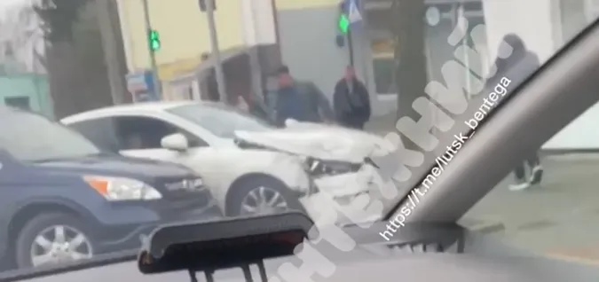 Біля Центрального ринку у Луцьку – аварія: автівки вилетіли на тротуар (відео)