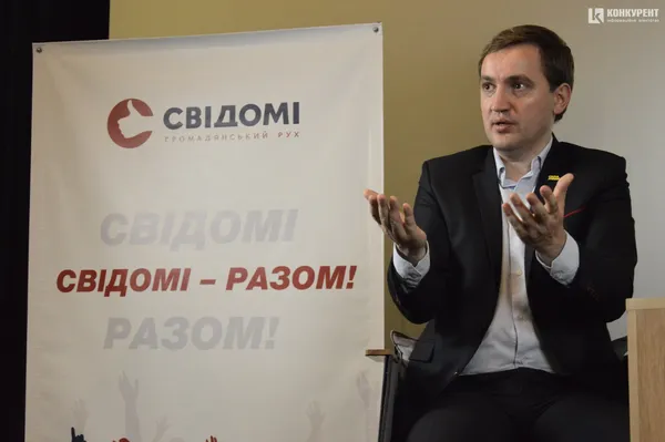 Як не стати «рибою» на гачку в олігархів: поради відомого політичного експерта у Луцьку (фото)