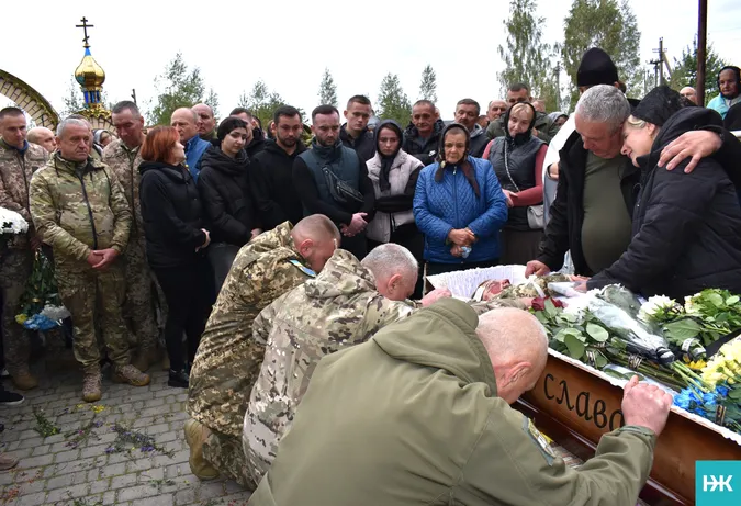 Повернувся не на весілля, а на свій похорон: на Волині попрощалися з капітаном волинської «сотки»