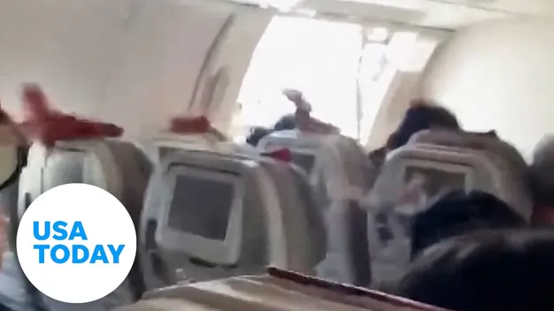 Відчув, що задихається: у Південній Кореї пасажир відкрив двері літака у повітрі (відео)