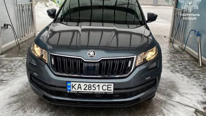 У Києві жінка на Lexus наїхала на поліцейський автомобіль-«фантом» (фото)