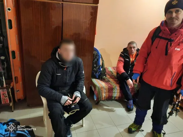 Заблукав у горах і телефонував священнику: закарпатські рятувальники шукали 19-річного волинянина