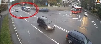 Перетнув подвійну суцільну, виїхав на зустрічну смугу і не пропустив пішоходів: у Луцьку покарали водія-порушника (відео)