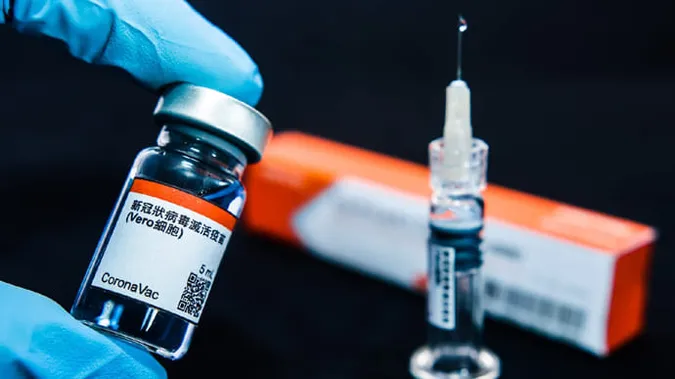 Вакцина CoronaVac: наскільки ефективна, безпечна і кому рекомендована