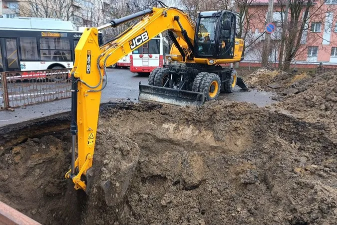 У Луцьку ремонтують аварійний колектор: як тепер їздить громадський транспорт