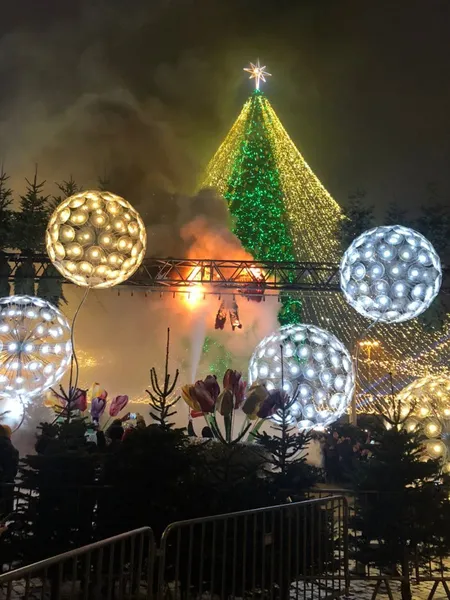 У Києві горіла прикраса на головній ялинці країни (фото, відео)