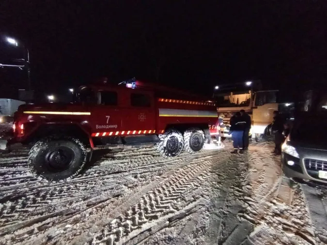 Наслідки негоди: на Волині вантажівка перекрила рух транспорту (фото)
