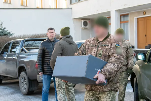 З Луцька на фронт передали позашляховик та старлінки (фото)