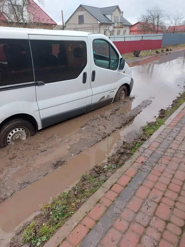 «Староста пропонувала купувати човни»: у волинському селі люди потерпають від багнюки на дорозі (фото)