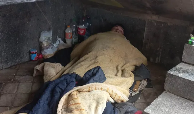 Чоловіка з гангреною, який жив під сходами луцького драмтеатру, забрала швидка в лікарню
