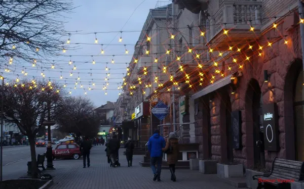Синій колір надії і яскраві вогні: яким був перший день 2020 року у Луцьку (фото)