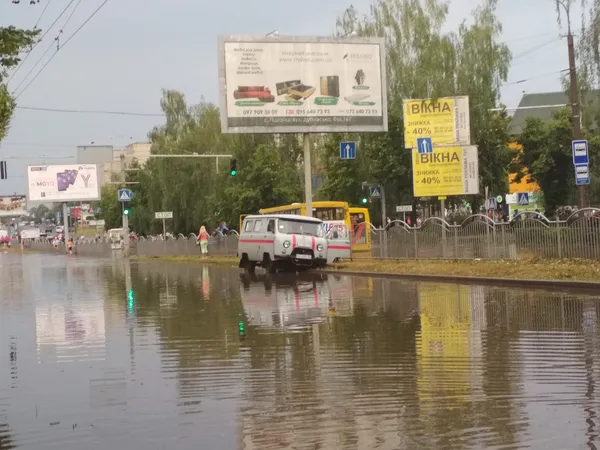 У Луцьку біля «Салюта» у «водяному полоні» опинилася швидка (фото)