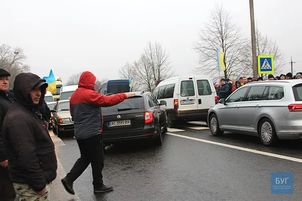 Перекриття дороги на Волині: водії об’їжджали полями і застрягали там