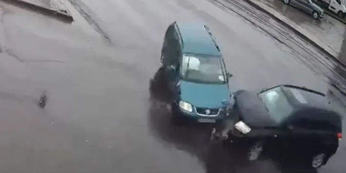 У Луцьку на перехресті чотирьох вулиць потрощилися легковики (відео)