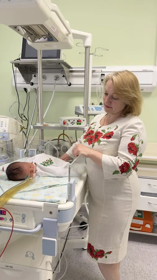 Оберіг з перших днів життя: у Луцьку новонароджених одягнули у вишиванки (фото)