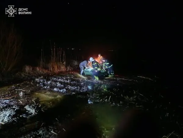 Опинилися в крижаній воді: на Світязі перекинувся човен з рибалками (фото)
